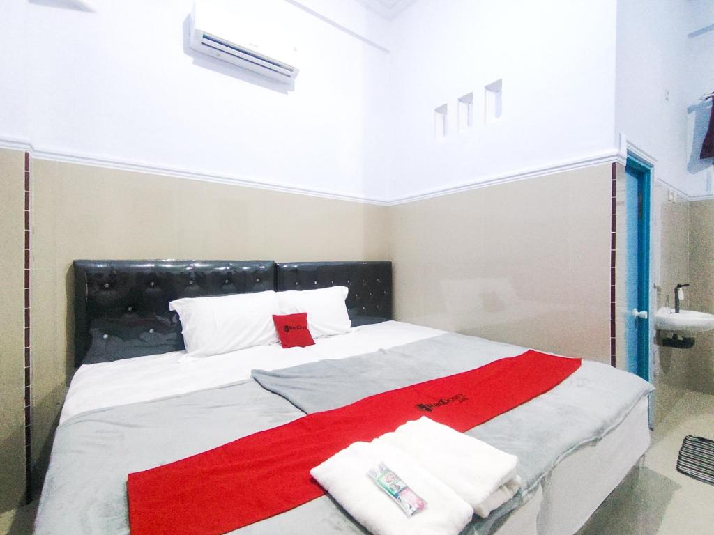 Postel nebo postele na pokoji v ubytování RedDoorz at Bangkalan