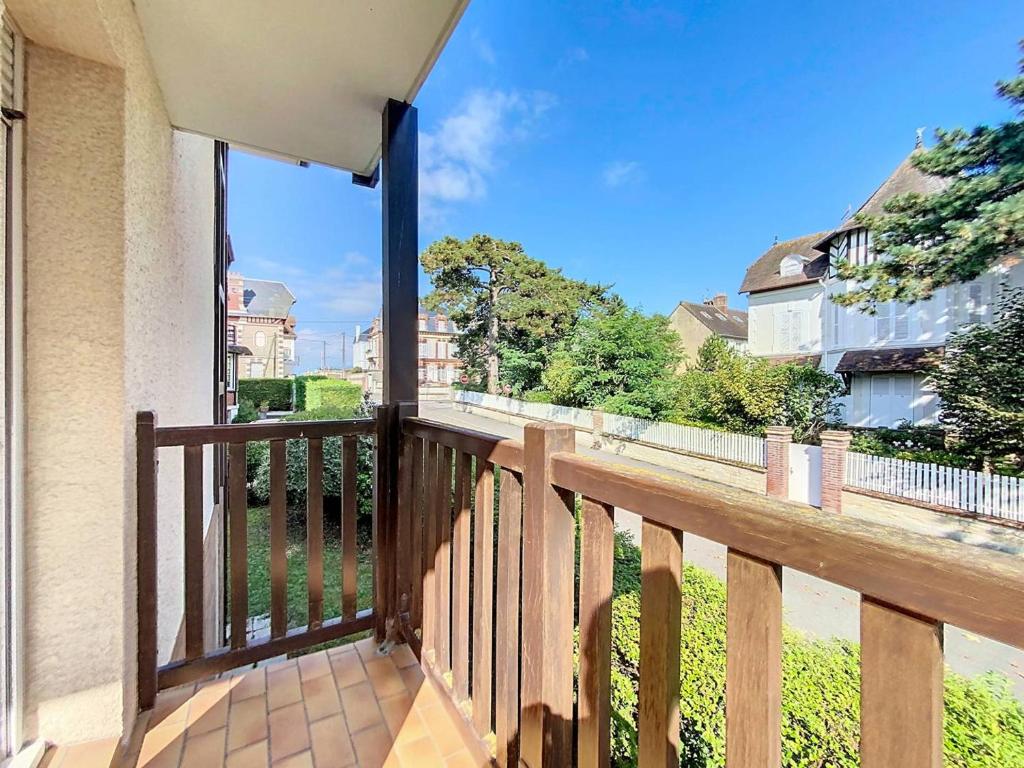 un balcon avec vue sur une ville dans l'établissement Charmant T1 avec balcon près plage et centre Cabourg - FR-1-465-126, à Cabourg