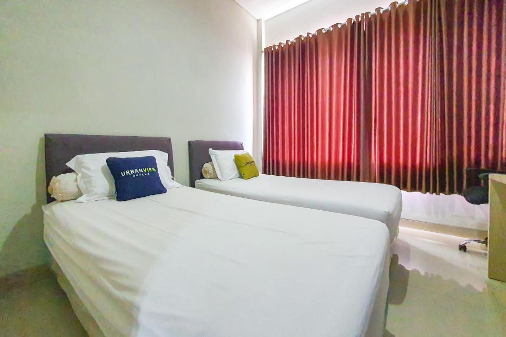 Postel nebo postele na pokoji v ubytování Urbanview Hotel Pondok Mas Cirebon By RedDoorz