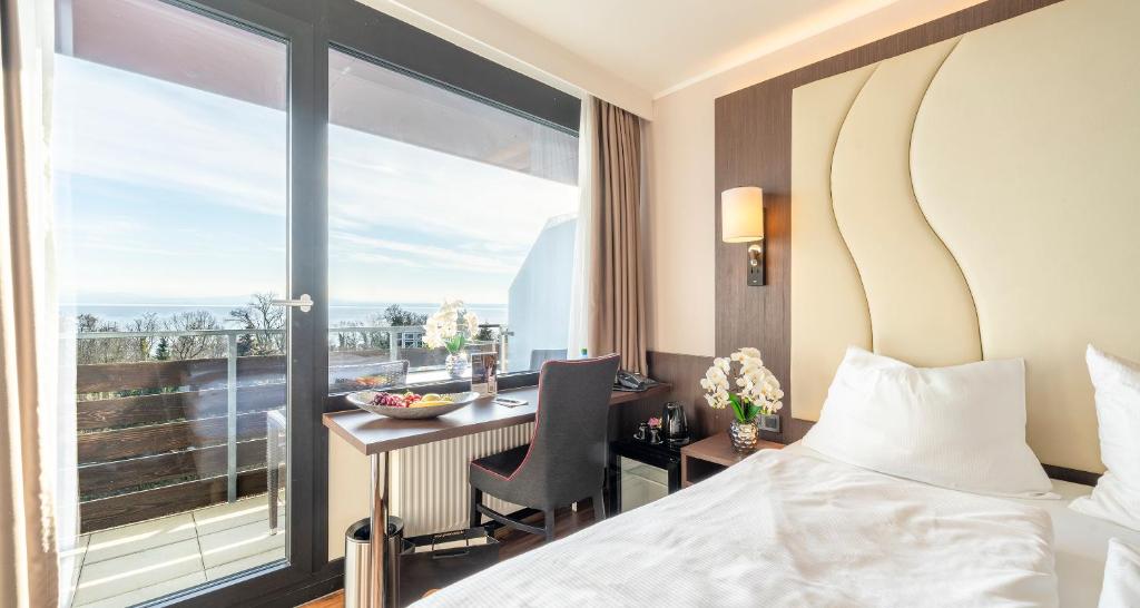 Postel nebo postele na pokoji v ubytování PLAZA Hotel Föhr am Bodensee
