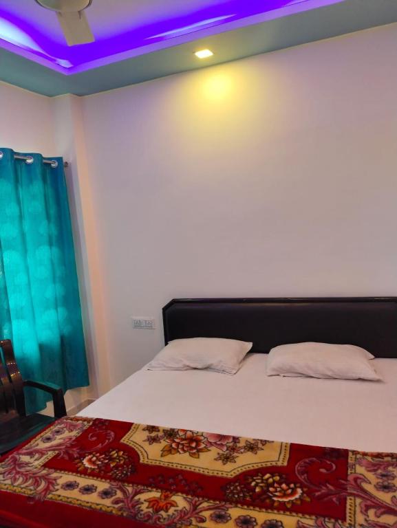 Postel nebo postele na pokoji v ubytování Hotel VEDANTAM
