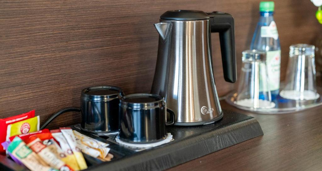 Příslušenství pro přípravu čaje a kávy v ubytování PLAZA Hotel Föhr am Bodensee