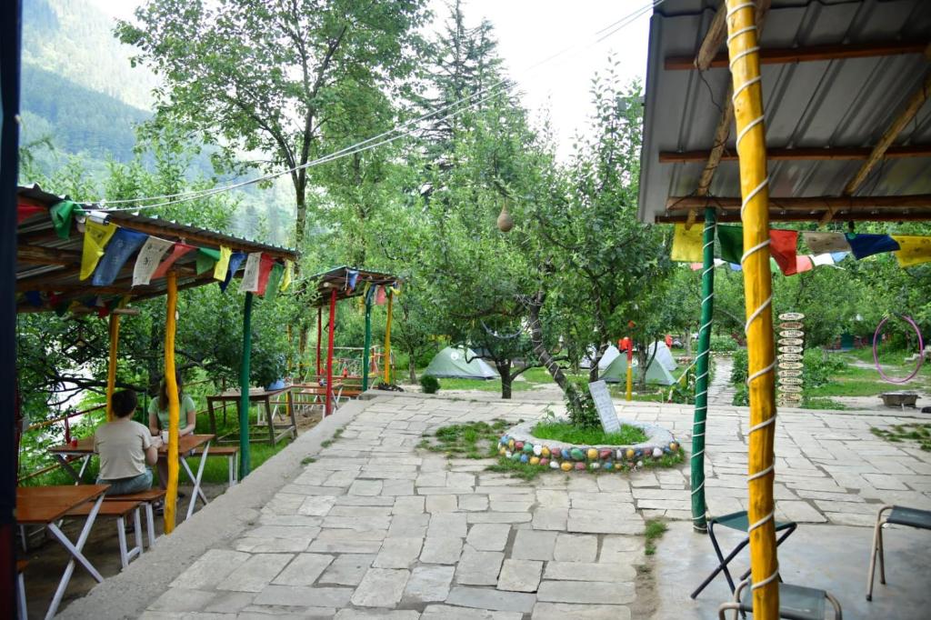 Taman di luar MountRush Adventures Manali