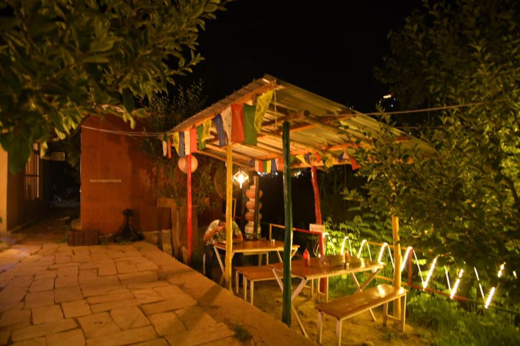 Taman di luar MountRush Adventures Manali