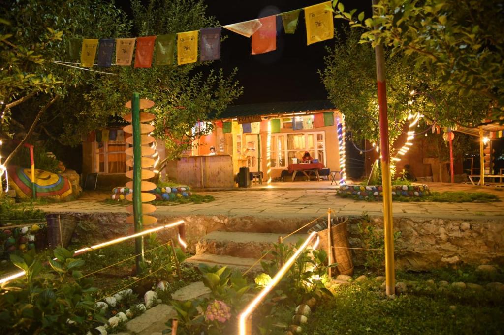 Taman di luar MountRush Adventures Manali
