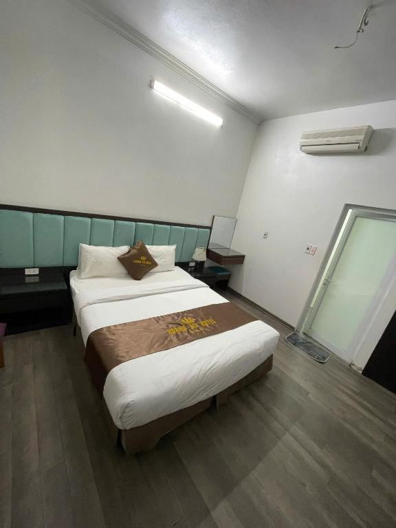 Postel nebo postele na pokoji v ubytování HOÀNG GIA Hotel ĐÔNG ANH