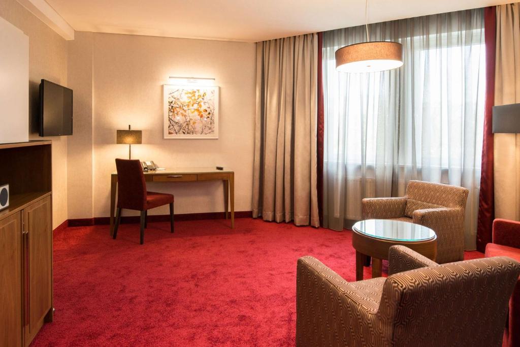 TV a/nebo společenská místnost v ubytování Best Western Plus Hotel St. Raphael
