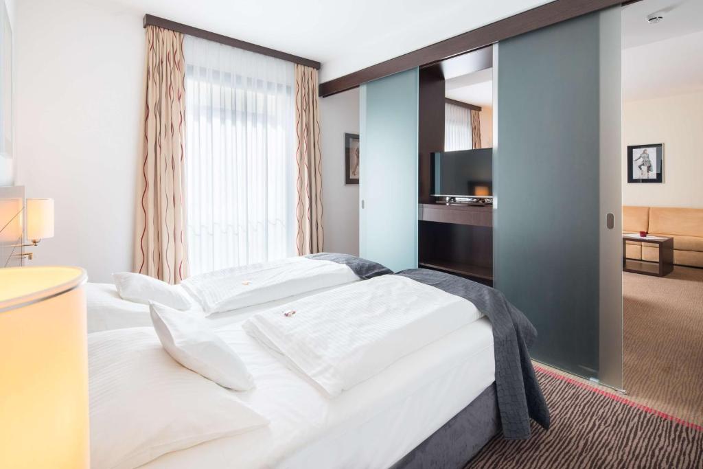 Best Western Plus Hotel Ostertor - Suite With Two Single Beds And Sofa Bed