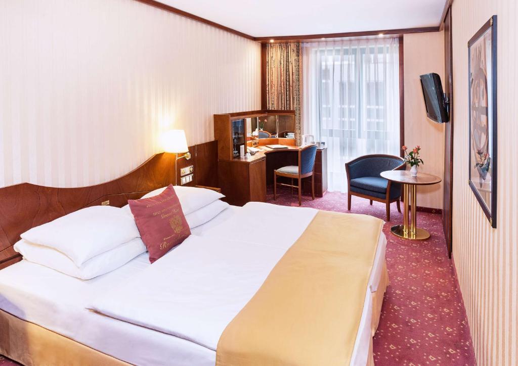 Postel nebo postele na pokoji v ubytování Best Western Premier Grand Hotel Russischer Hof