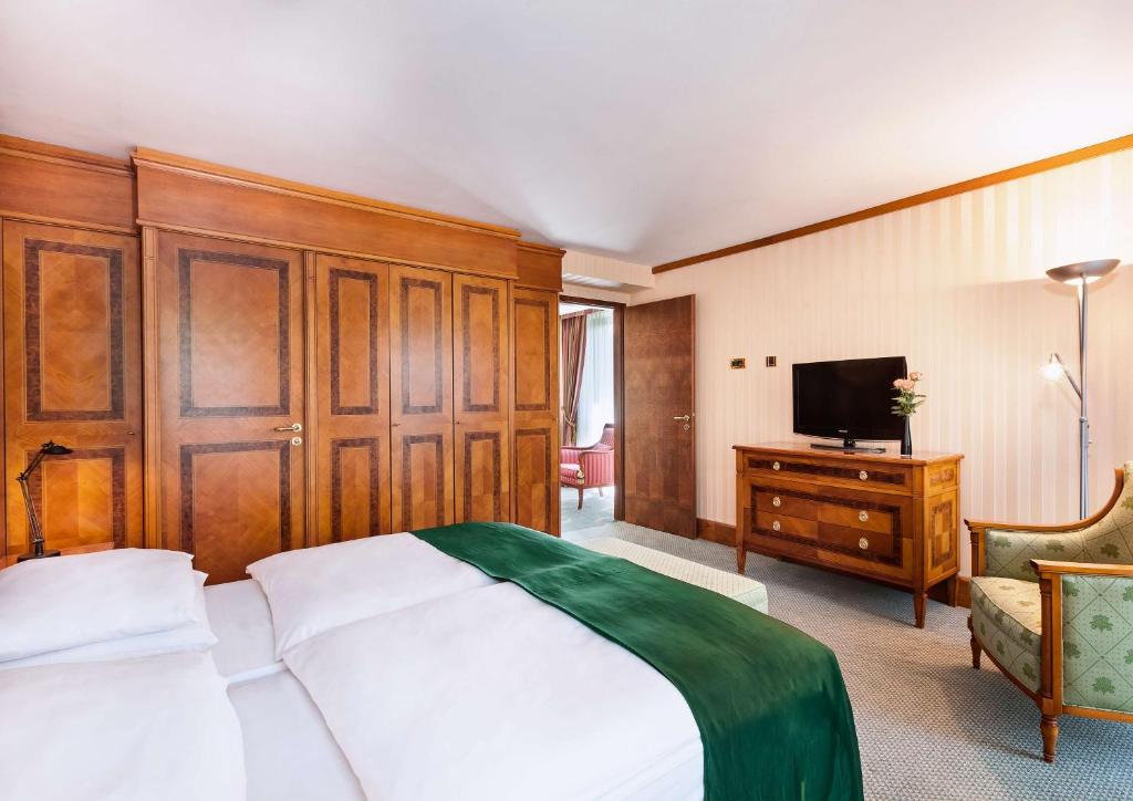 TV a/nebo společenská místnost v ubytování Best Western Premier Grand Hotel Russischer Hof