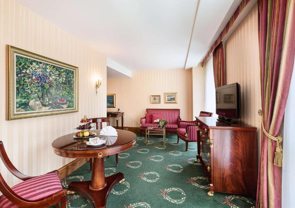 TV a/nebo společenská místnost v ubytování Best Western Premier Grand Hotel Russischer Hof