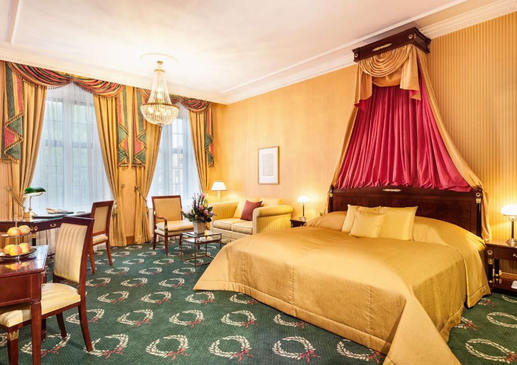 Postel nebo postele na pokoji v ubytování Best Western Premier Grand Hotel Russischer Hof