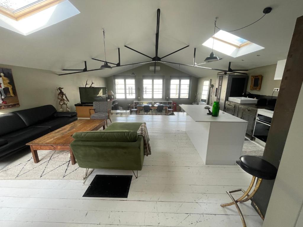 un salon avec un canapé et une table dans l'établissement LOFT rive droite, à Saintes