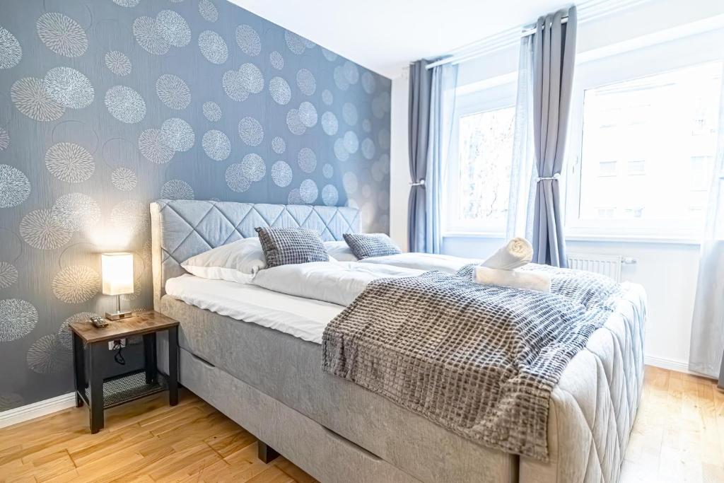 9-Min to City Center, Comfy 1BR and 1LR with Balcony