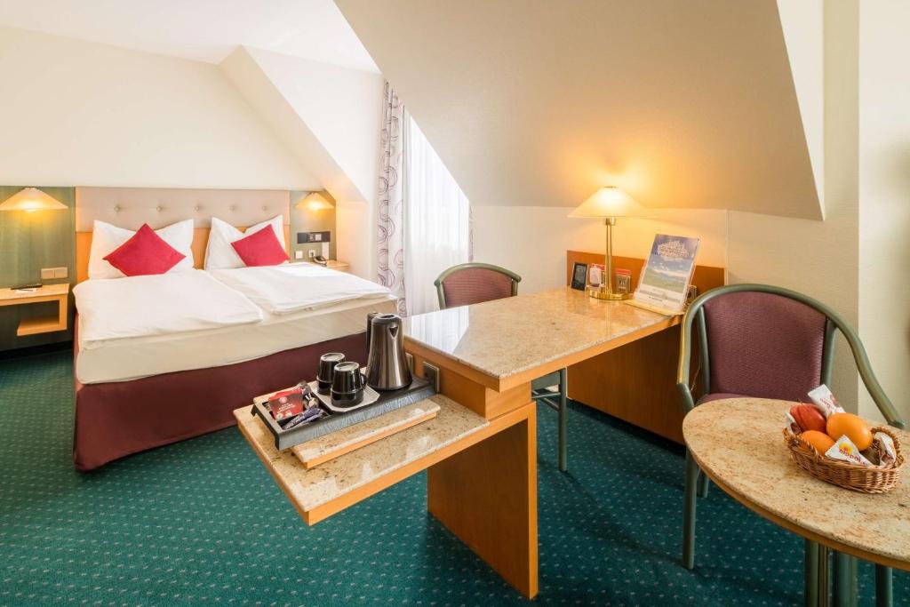 PLAZA INN Blankenburg Ditzingen, Sure Hotel Collection - Comfort Quadruple Room With Queen Bed And Sofa Bed