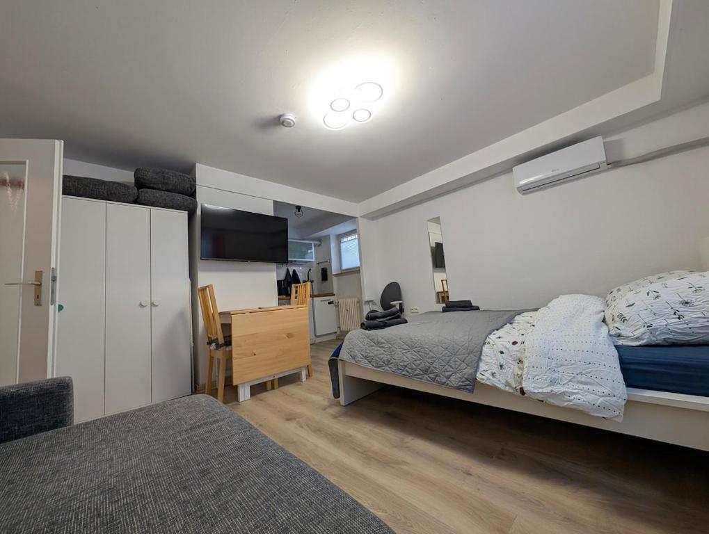 Postel nebo postele na pokoji v ubytování Apartment with AC, full kitchen, self check in, parking, 8 min to SAP campus, Wi Fi