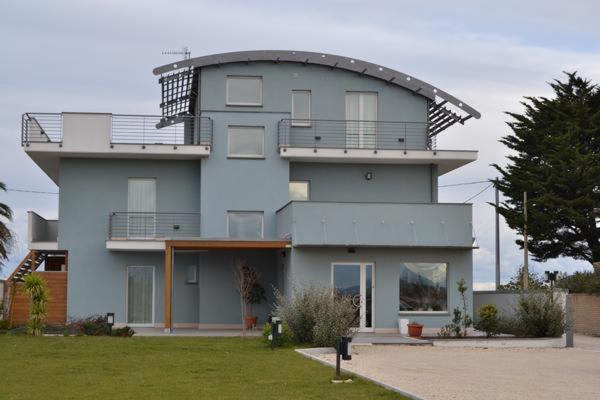 duży budynek z balkonem na górze w obiekcie 7venti w mieście Francavilla al Mare
