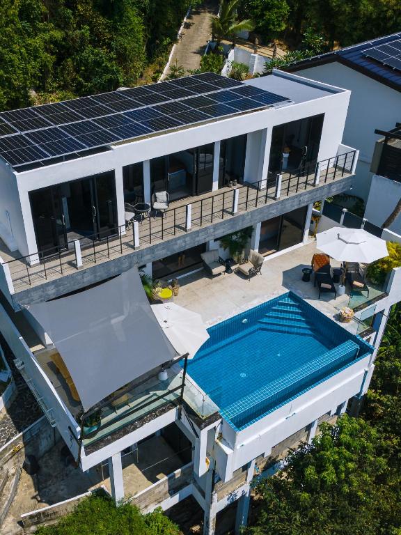 Bazén v ubytování Karma Luxury Villa nebo v jeho okolí