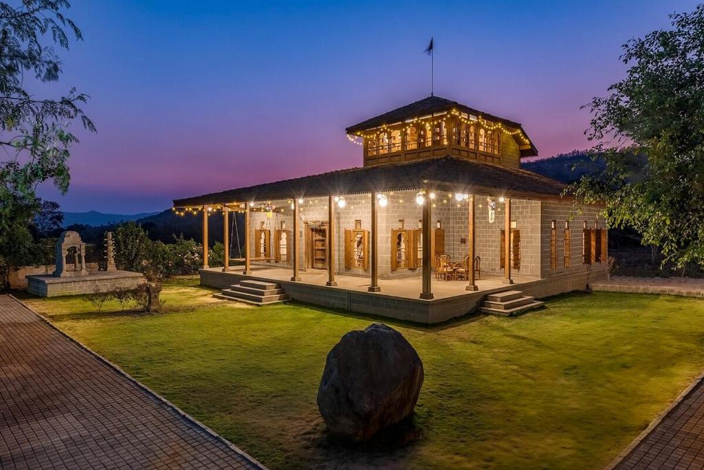 O grădină în afara CosmicStays Parambi Cozy Farmstay & Vintage Charm