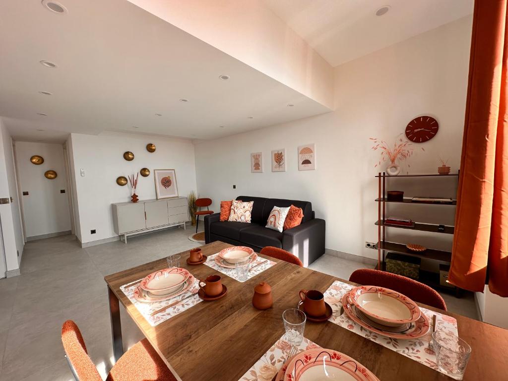 un salon avec une table et un canapé dans l'établissement Courts & Coasts few steps from Tennis courts, Country Club and Montecarlo Beach, à Roquebrune-Cap-Martin