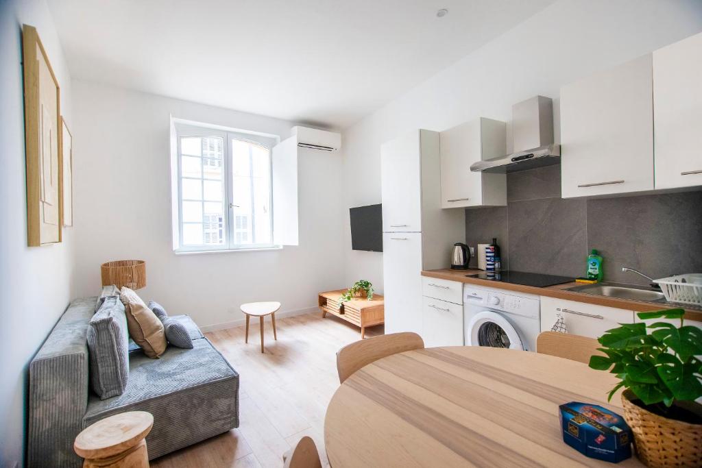 un salon avec un canapé et une table dans l'établissement Maison des Dominicaines, à Marseille