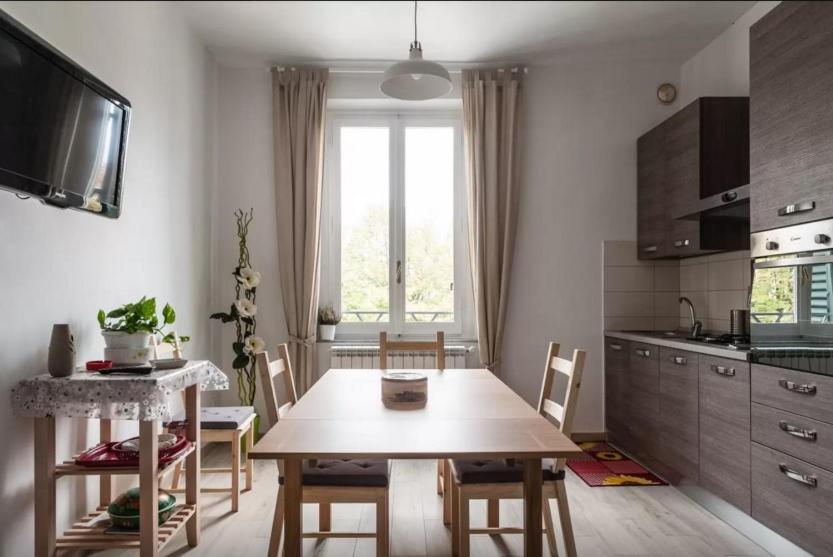 cocina con mesa de madera y comedor en Appartamento Ai Giardini, en Empoli