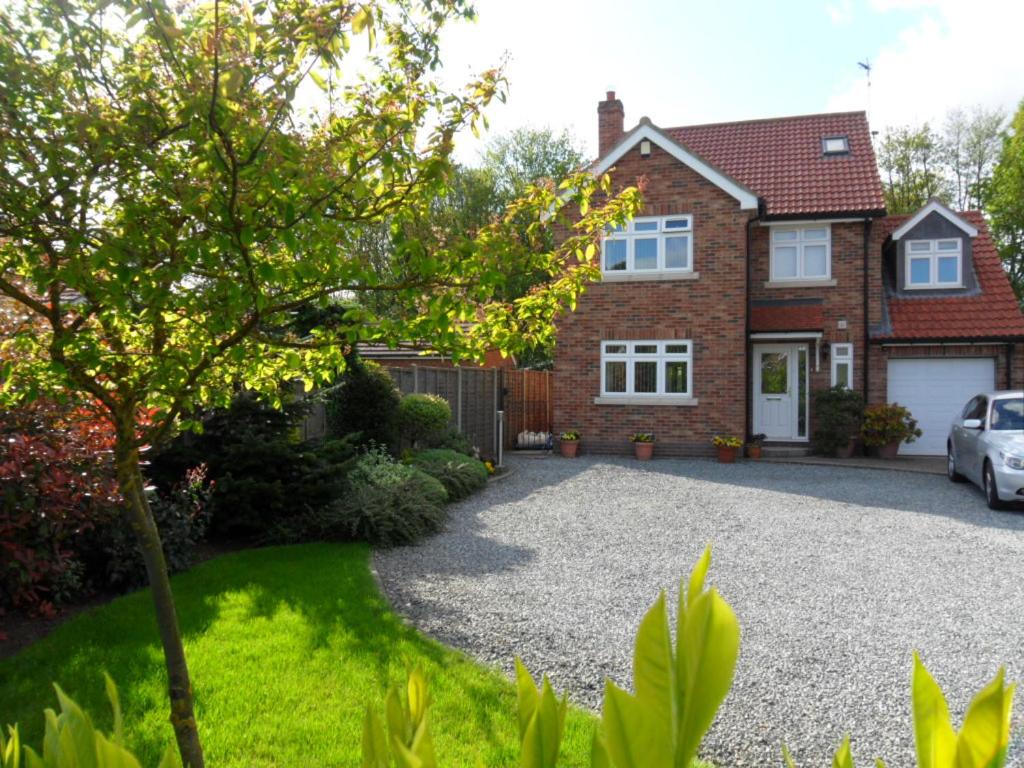 uma casa com uma entrada de cascalho em frente em Eastdale Bed and Breakfast em North Ferriby