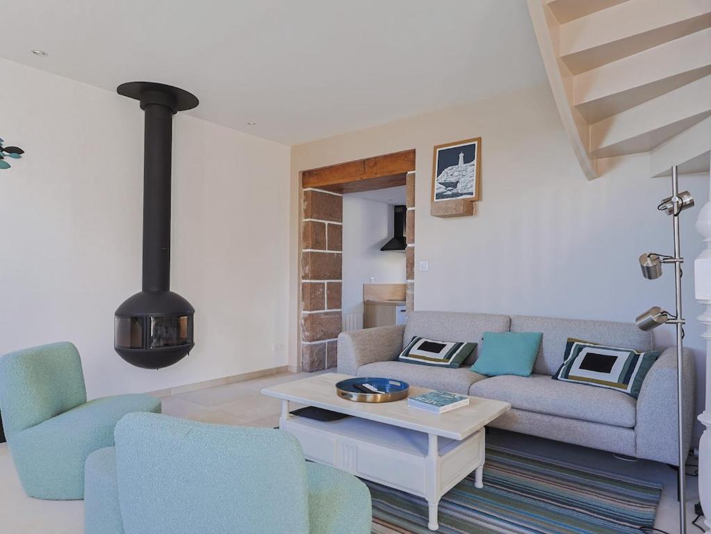 un salon avec un canapé et des chaises dans l'établissement Maison port de Perros-Guirec, à Perros-Guirec