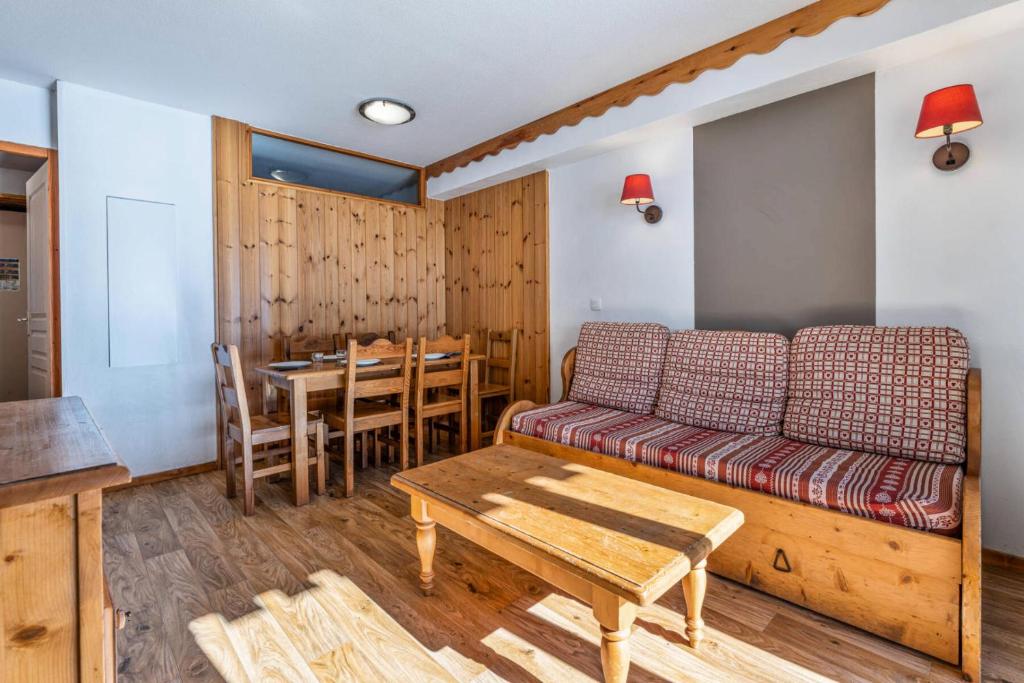 un salon avec un canapé et une table dans l'établissement Résidence Les Hauts De Preclaux - Logement 