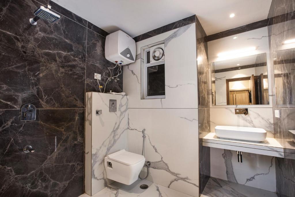 Koupelna v ubytování Hotel DELHI 37 by STAR GROUP