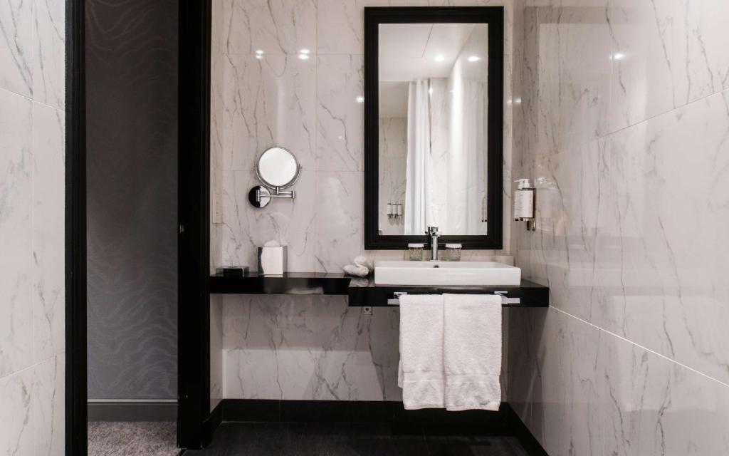 Maison Astor Paris, Curio Collection by Hilton - Deluxe King Room - Accessible