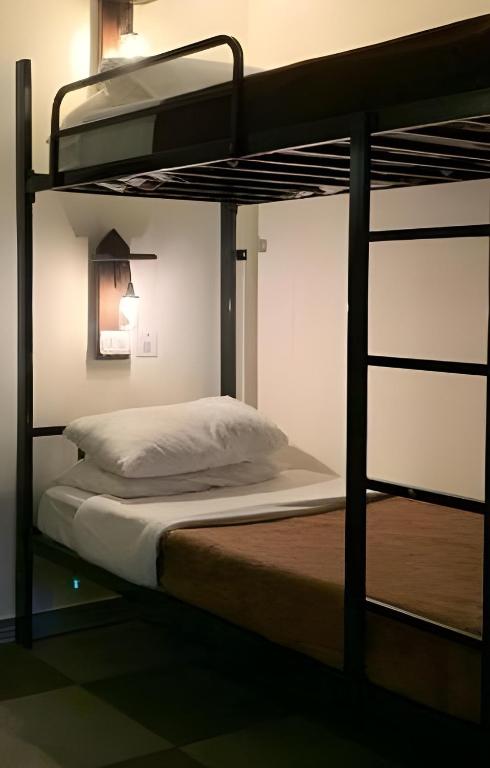 Postel nebo postele na pokoji v ubytování MBZ - Nice Bed Space "MEN"