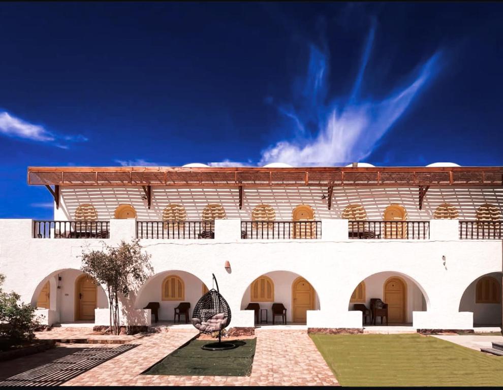 a building with a bench in front of it at Dahab Lodge in Dahab