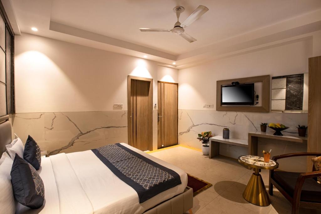 TV a/nebo společenská místnost v ubytování Hotel DELHI 37 by STAR GROUP