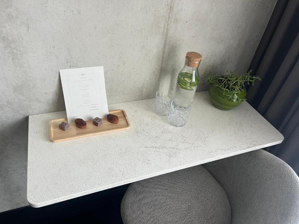 una bottiglia di vino e una scatola di datteri su un tavolo di Hôtel égide a Espalion