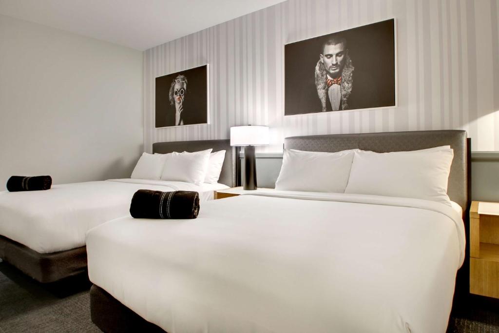 Postel nebo postele na pokoji v ubytování The Rose Chicago, Tapestry Collection By Hilton
