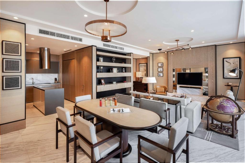 Waldorf Astoria Dubai International Financial Centreにあるテレビまたはエンターテインメントセンター