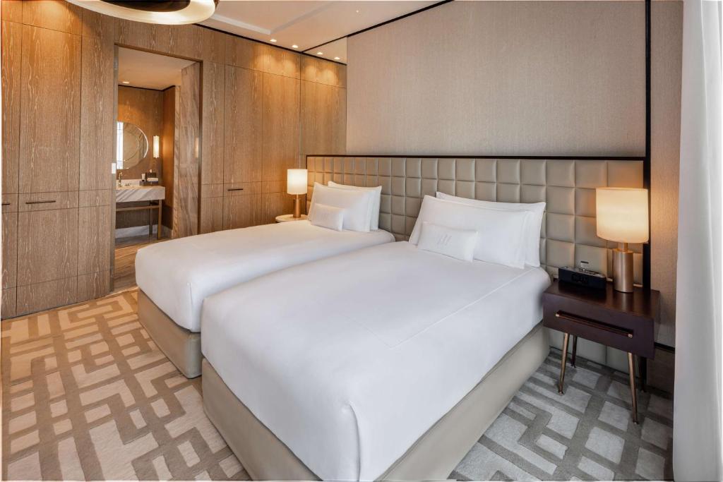 Waldorf Astoria Dubai International Financial Centreにあるベッド