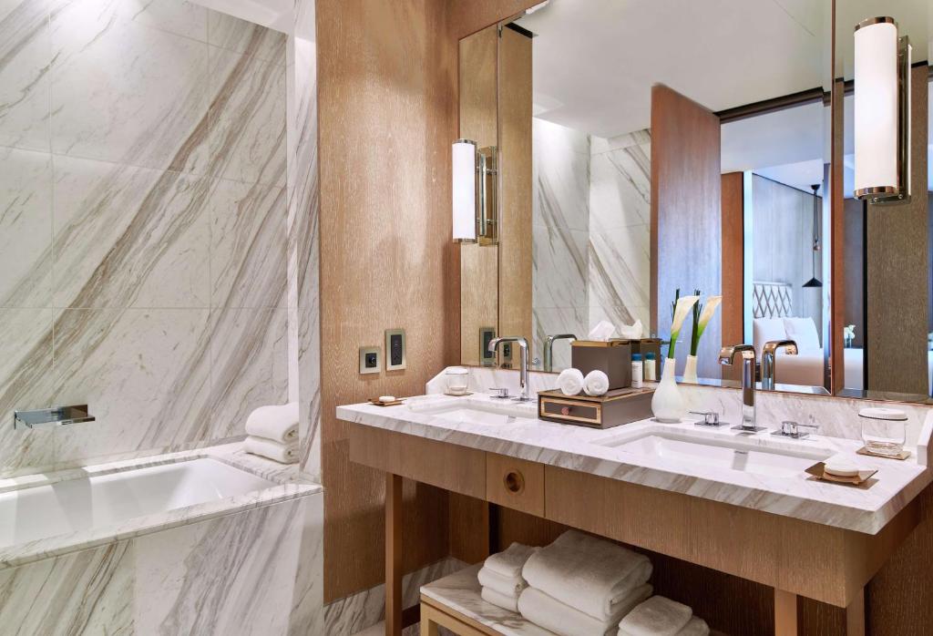 Waldorf Astoria Dubai International Financial Centreにあるバスルーム