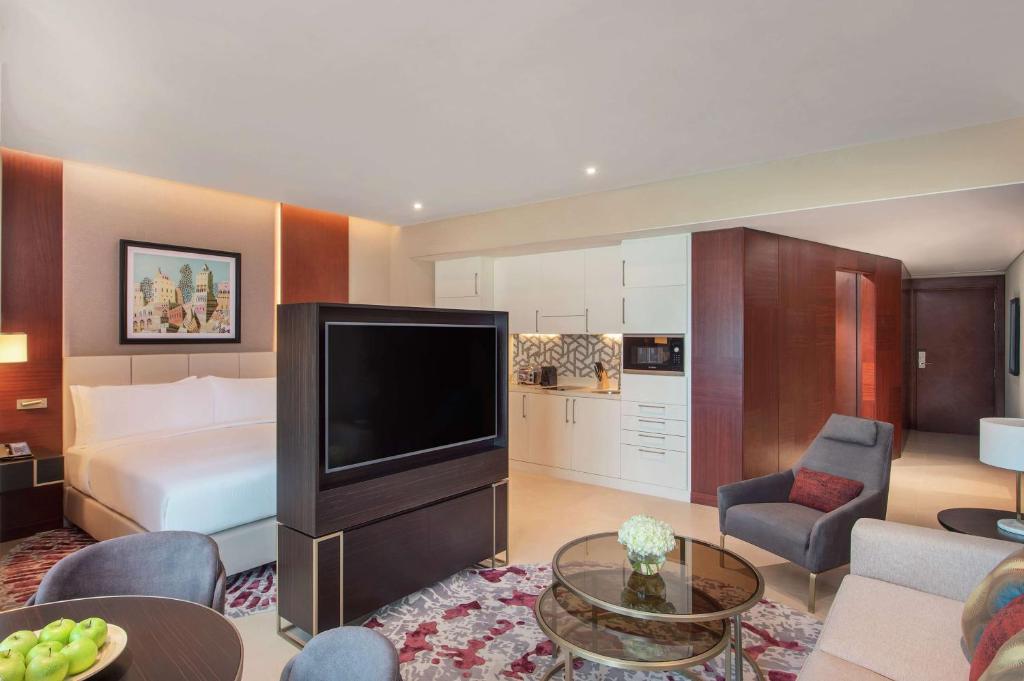 TV a/nebo společenská místnost v ubytování Hilton Doha The Pearl