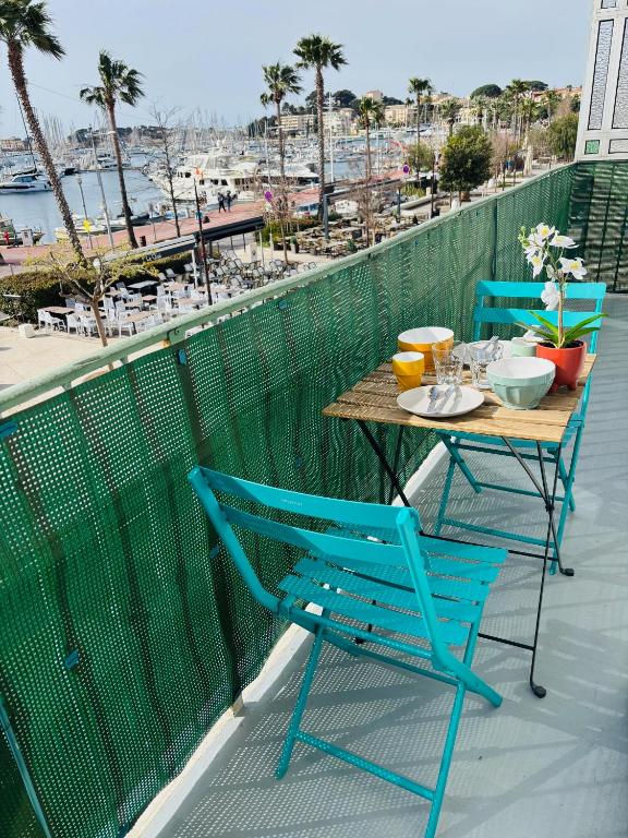 une table et des chaises sur un balcon avec vue sur l'océan dans l'établissement Magnifique appartement T4 Balcon Port Bandol, à Bandol
