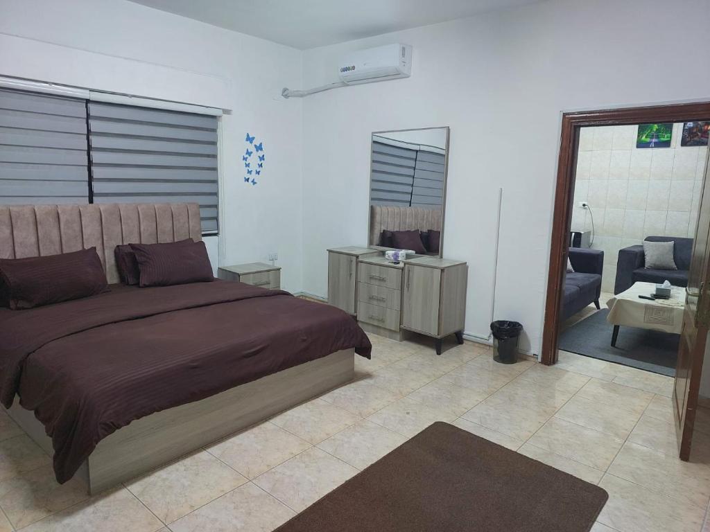 Giường trong phòng chung tại Cozy Home 4