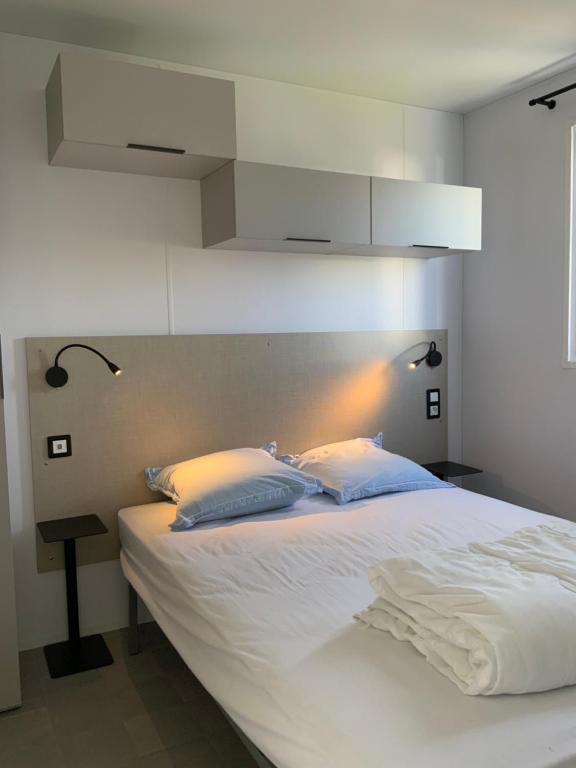 Postel nebo postele na pokoji v ubytování Camping Oasis Middelkerke Romy 1, 2, 3, 4