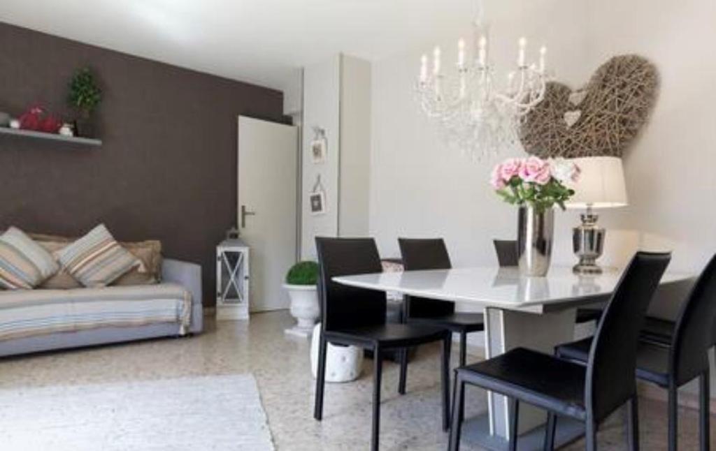 un salon avec une table, des chaises et un canapé dans l'établissement Work or vacation - lovely apartment - central, à Cannes
