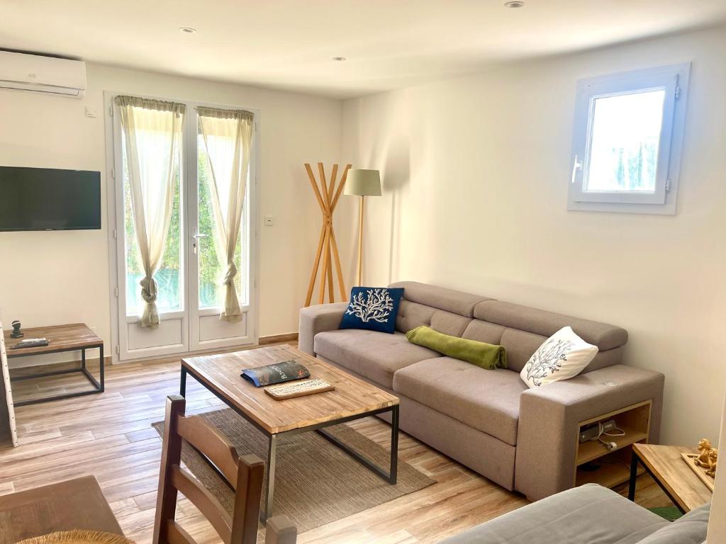 Μια τηλεόραση ή/και κέντρο ψυχαγωγίας στο Bel appartement dans hameau calme