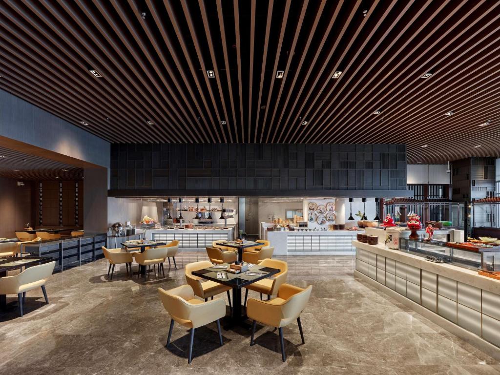 Restaurace v ubytování Hilton Shanghai Songjiang Guangfulin