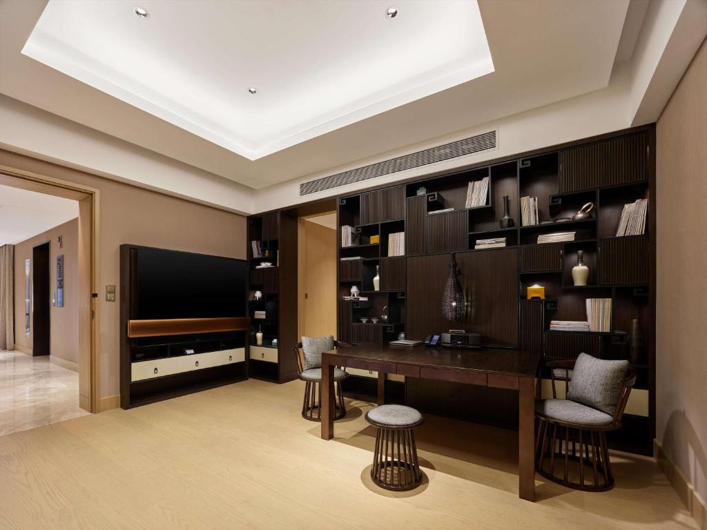 TV a/nebo společenská místnost v ubytování Hilton Shanghai Songjiang Guangfulin