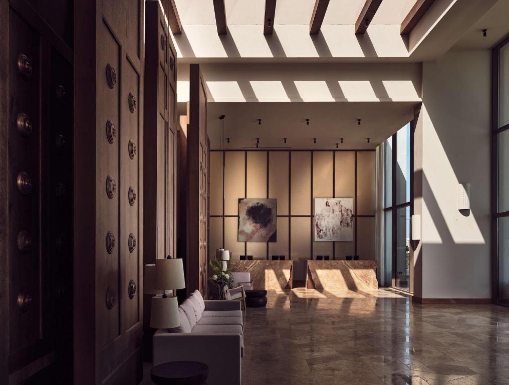 Posezení v ubytování The Royal Senses Resort & Spa Crete, Curio Collection by Hilton