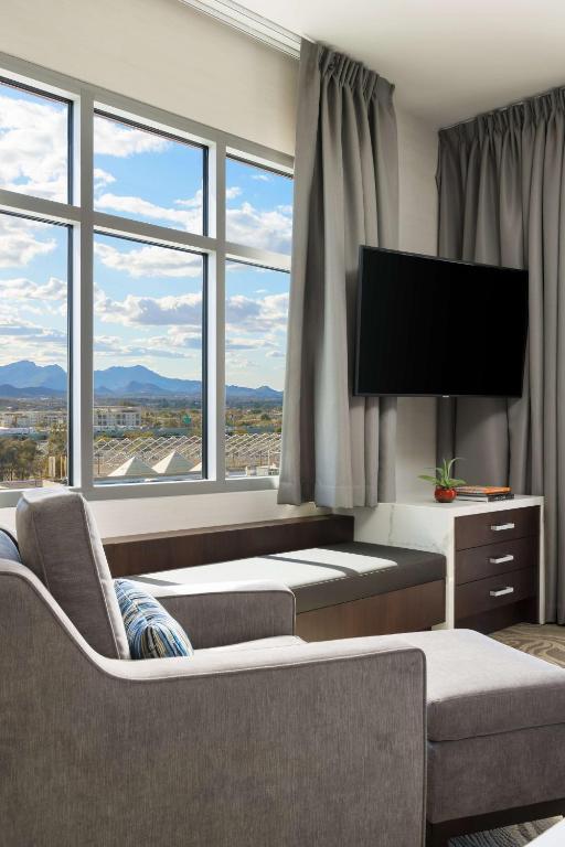 TV a/nebo společenská místnost v ubytování Doubletree By Hilton Tucson Downtown Convention Center