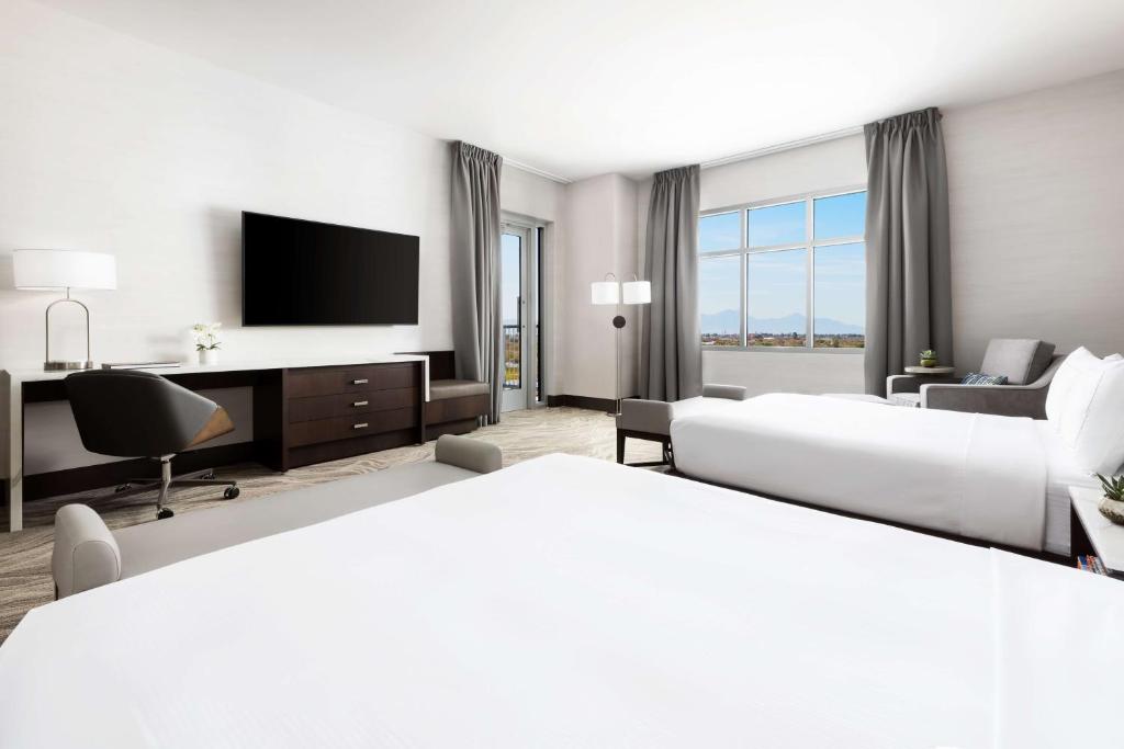 TV a/nebo společenská místnost v ubytování Doubletree By Hilton Tucson Downtown Convention Center